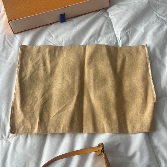 Louis Vuitton Epi Leather Pochette W/ full inclusion - Picture 9 of 15